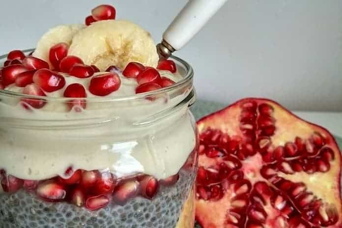 chia puding s granátovým jablkom a tvarohom