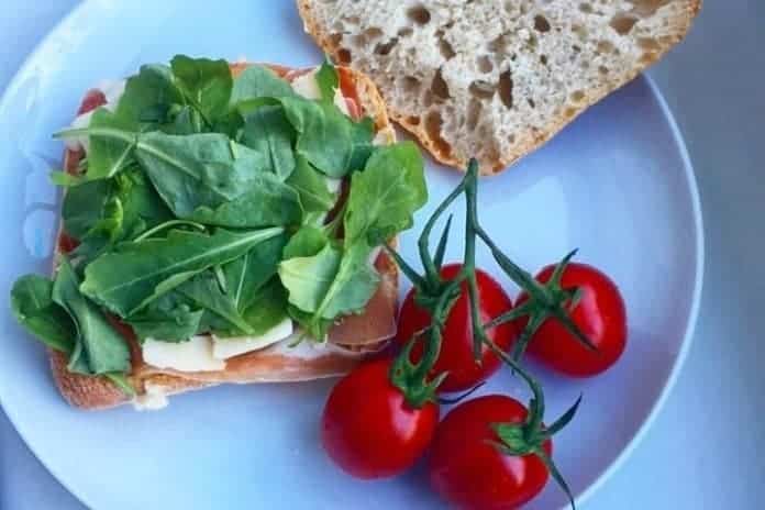 ciabatta so sušenou šunkou, parmezánom a rukolou