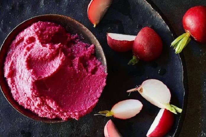 hummus z červenej repy s krekrami