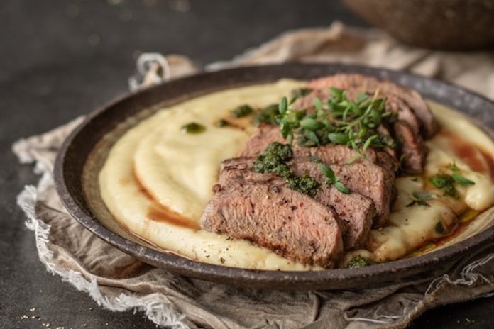 hovädzí rump steak s paštrnákovým pyré a pestom z tymianu 