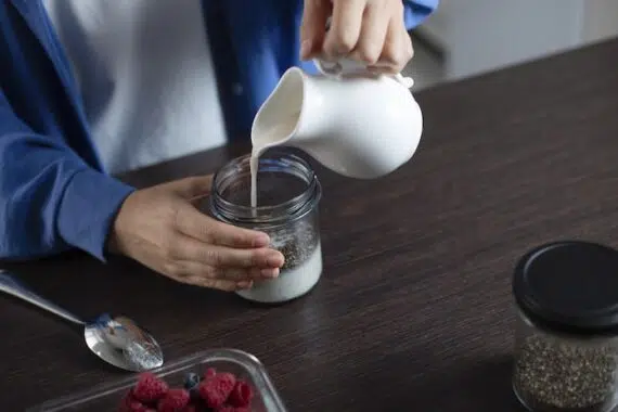 chia puding s ovocím a vločkami